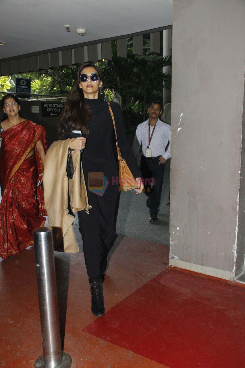 Sonam Kapoor snapped at airport on 29th Nov 2016