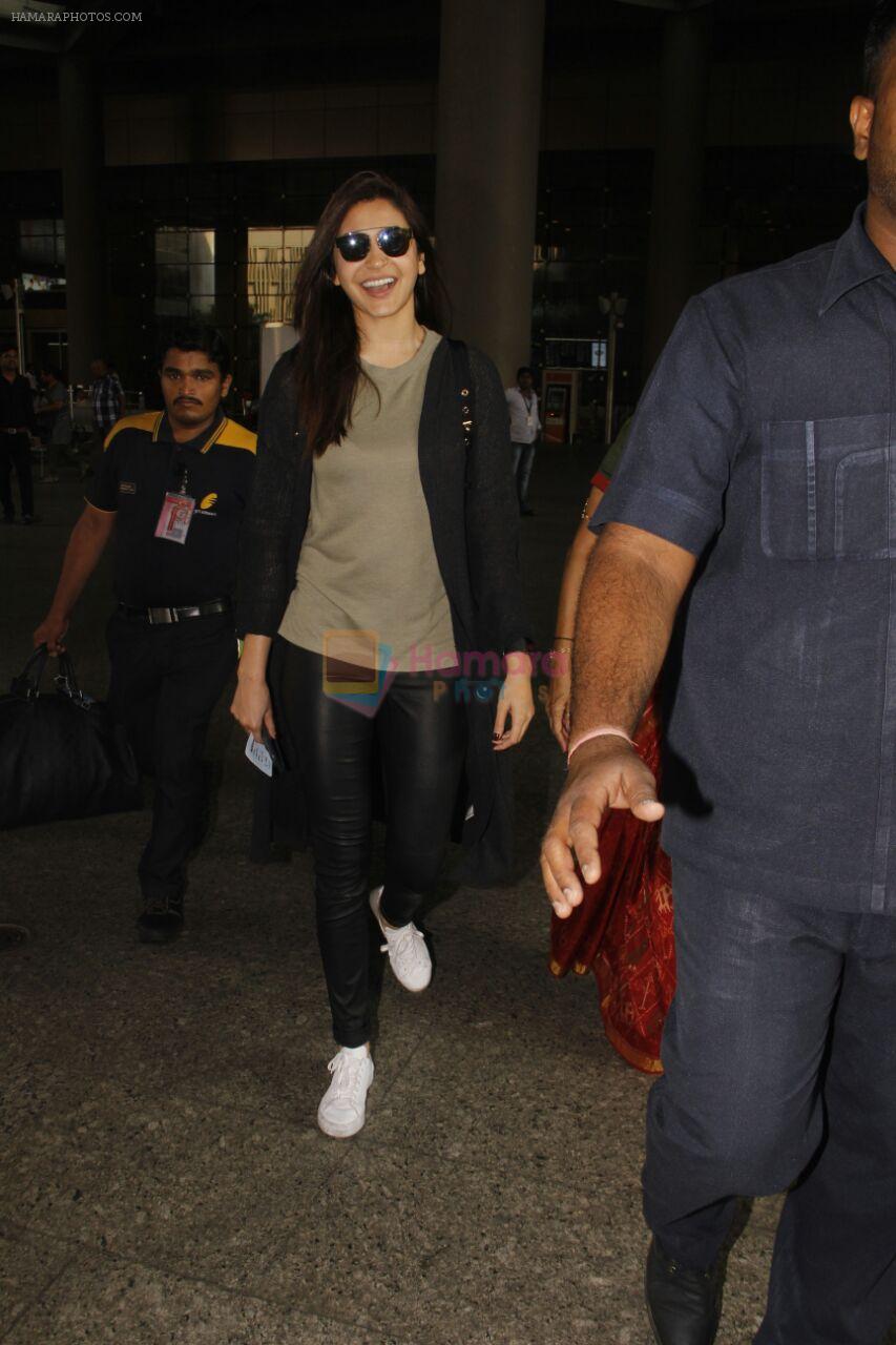 Anushka Sharma snapped at airport on 29th Nov 2016