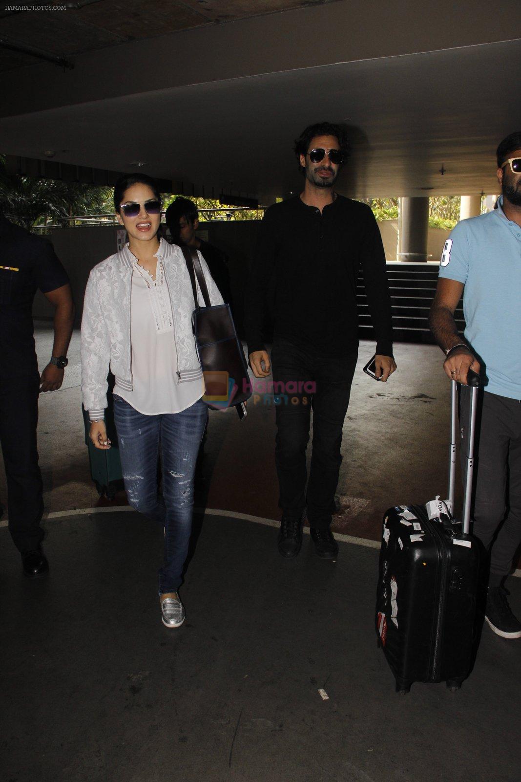 Sunny Leone snapped at airport on 30th Nov 2016