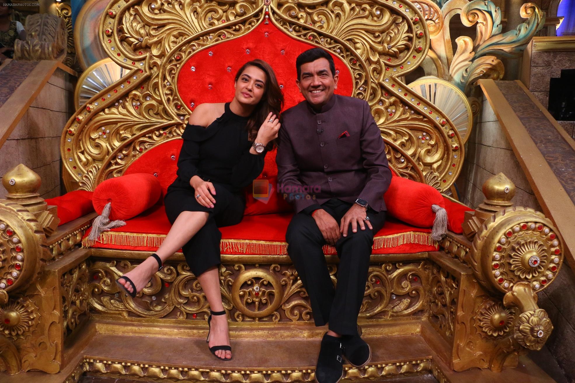 Sanjeev Kapoor, Surveen Chawla and Mudassar Khan grace the stage of COmedy Nights Bachao Taaza