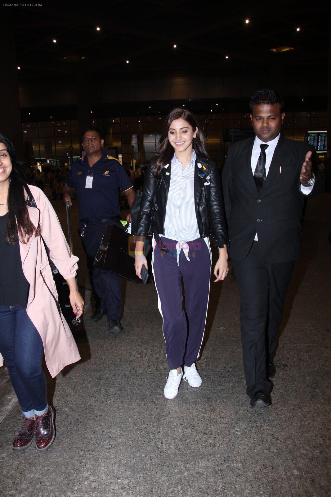 Anushka Sharma snapped at airport on 6th Dec 2016