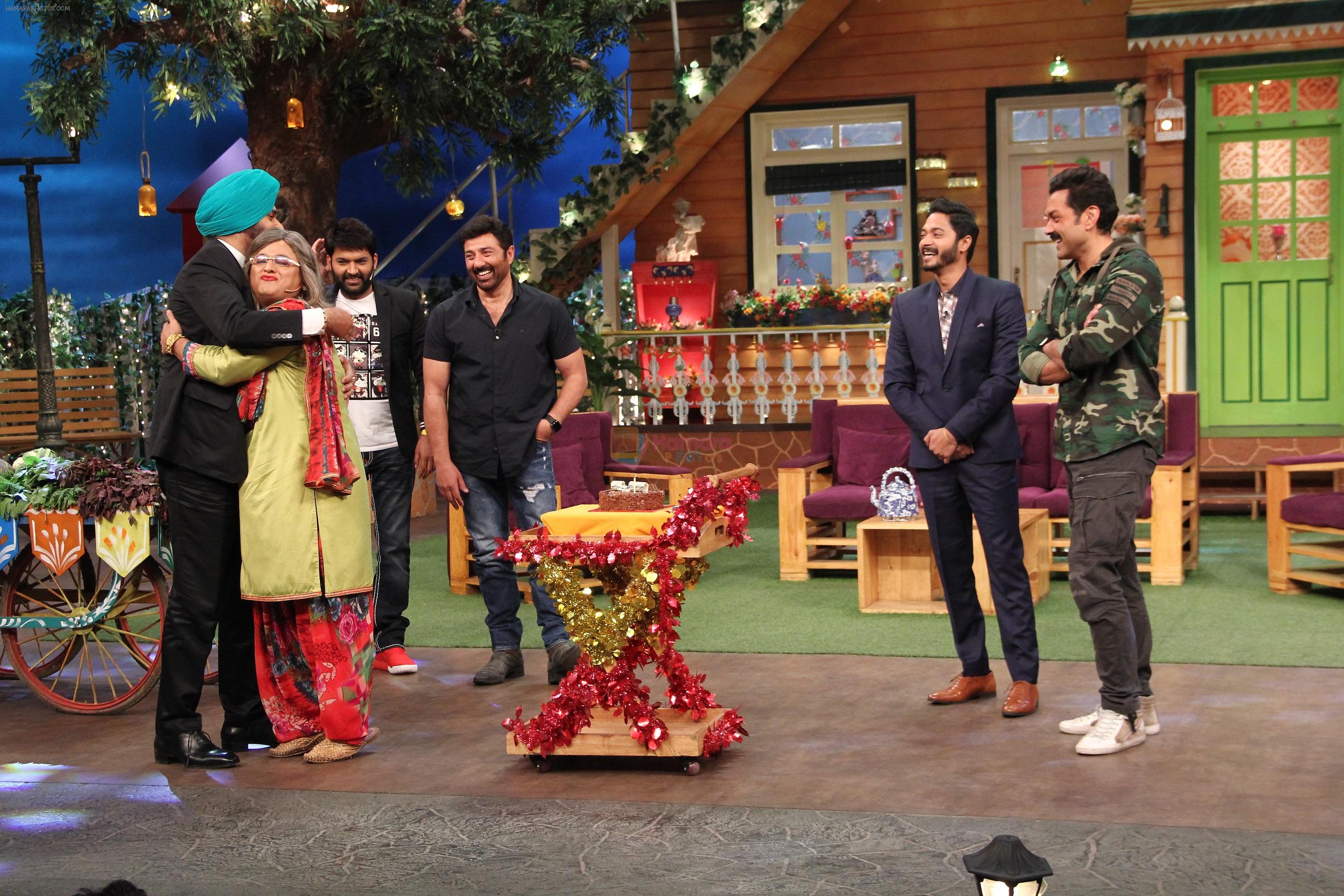 Ali Asgar celebrates his birthday on the sets of The Kapil Sharma Show on 7th Dec 2016