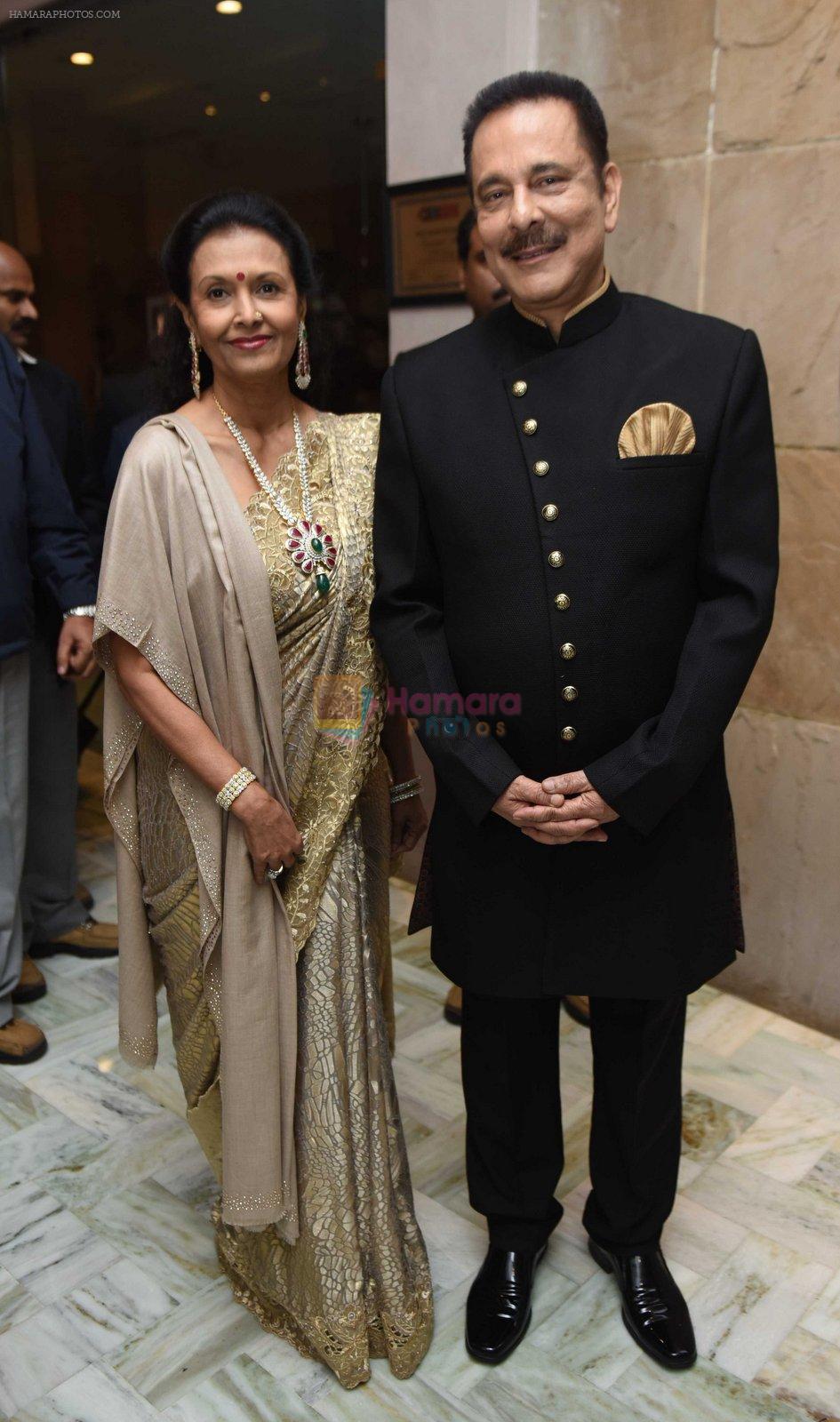 Subrat Roy with wife at Yuvraj Singh and Hazel Keech Wedding Reception on 7th Dec 2016