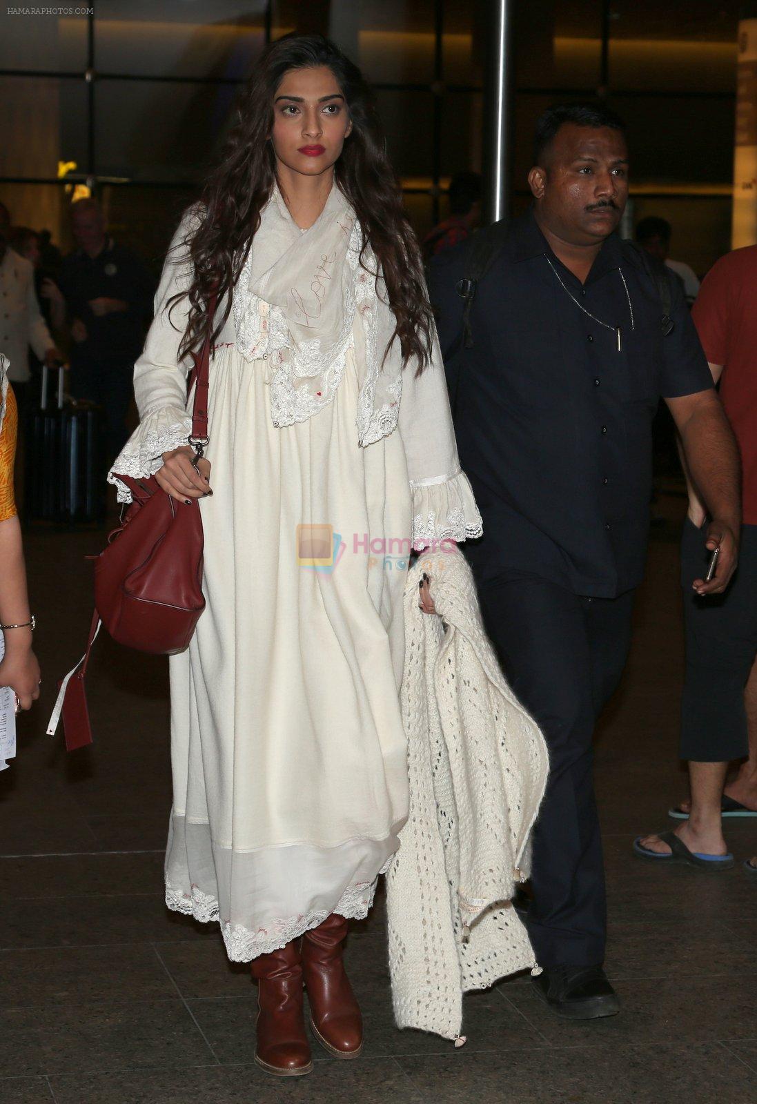 Sonam Kapoor snapped at airport on 8th Dec 2016