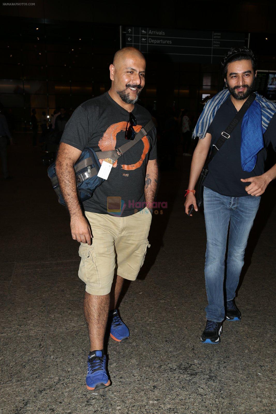 Shekhar Ravjiani, Vishal Dadlani snapped at airport on 8th Dec 2016