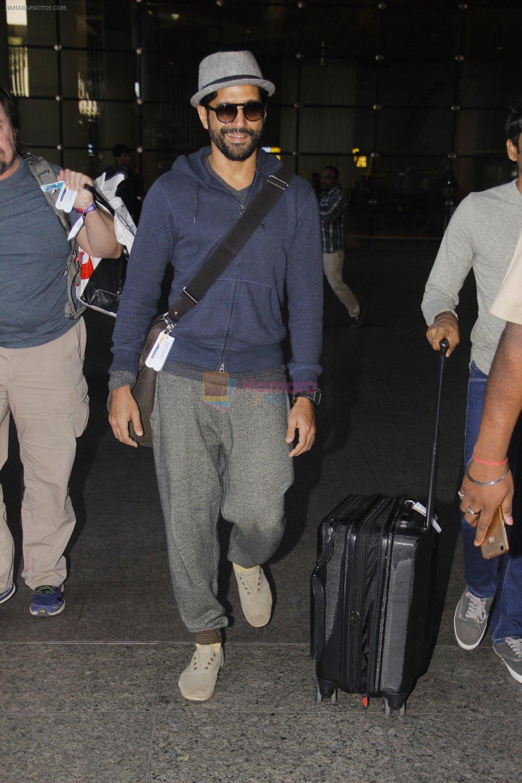 Farhan Akhtar snapped in airport on 8th Dec 2016