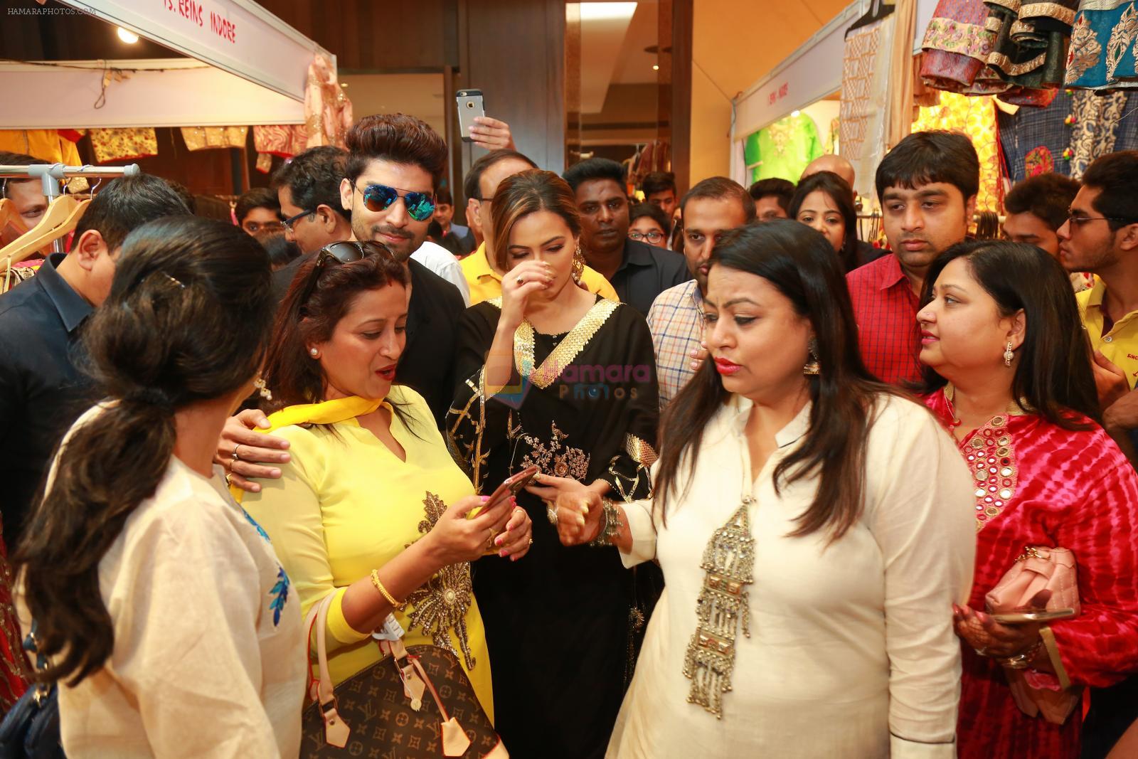 Sana Khan, Gurmeet Choudhary at the launch of Akriti Exhibition on 12th Dec 2016