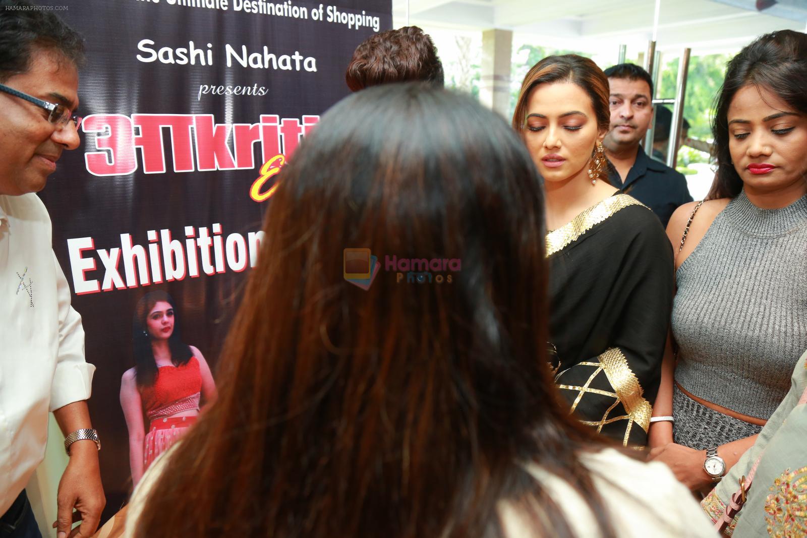 Sana Khan, Gurmeet Choudhary at the launch of Akriti Exhibition on 12th Dec 2016