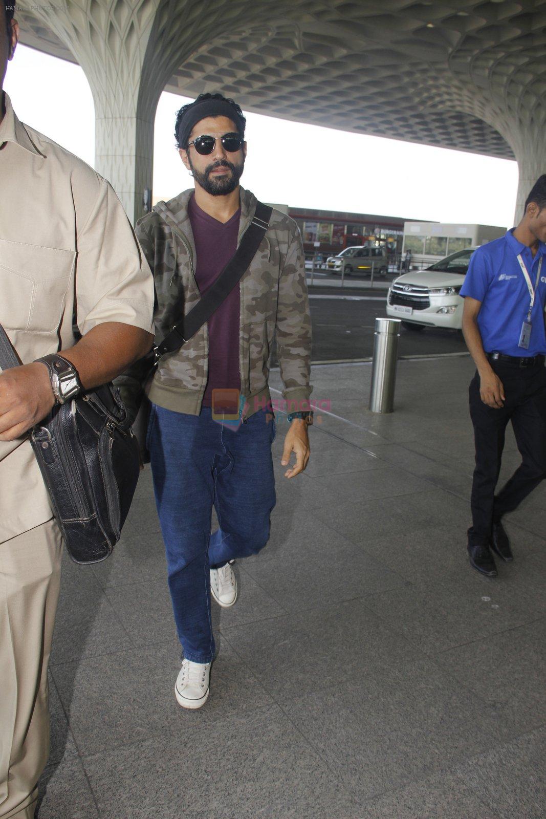 Farhan Akhtar snapped at airport on 19th Dec 2016