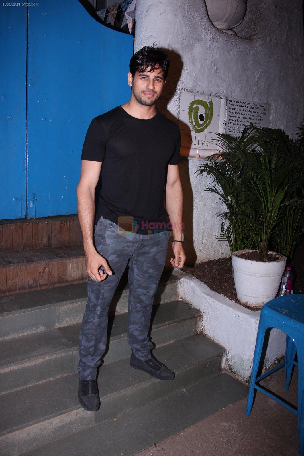 Sidharth Malhotra snapped at olive on 19th Dec 2016