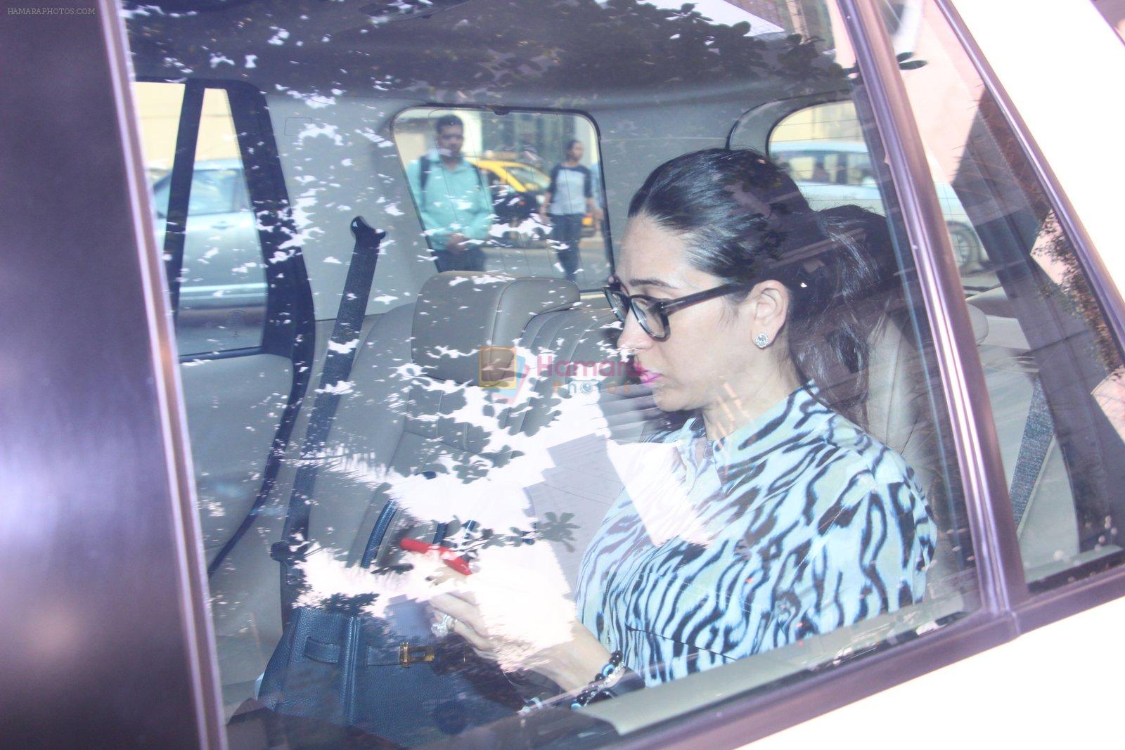 Karishma Kapoor at breach candy hospital on 21st Dec 2016
