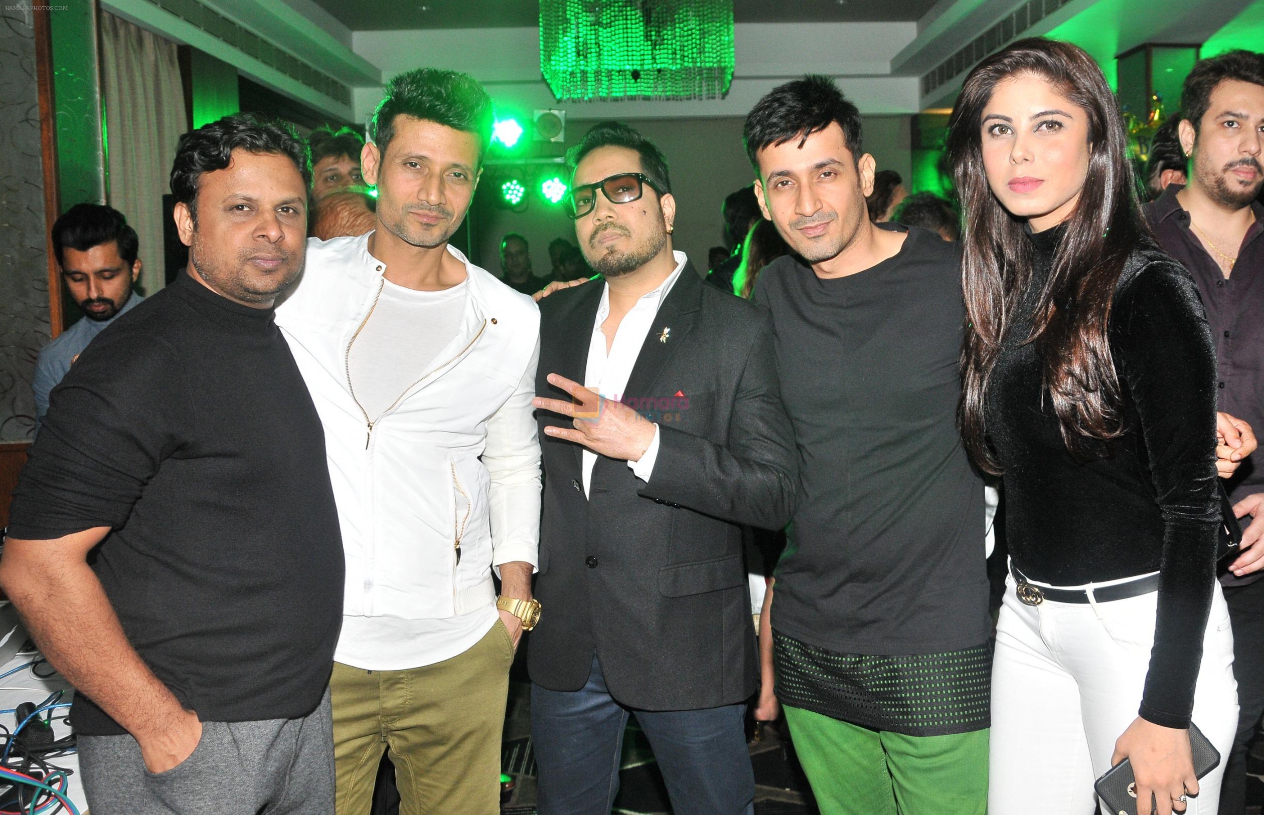 Kumaar, with Meet Brothers and Mika Singh at the celebration of Govinda's Birthday and launch of AA GAYA HERO on 21st Dec 2016