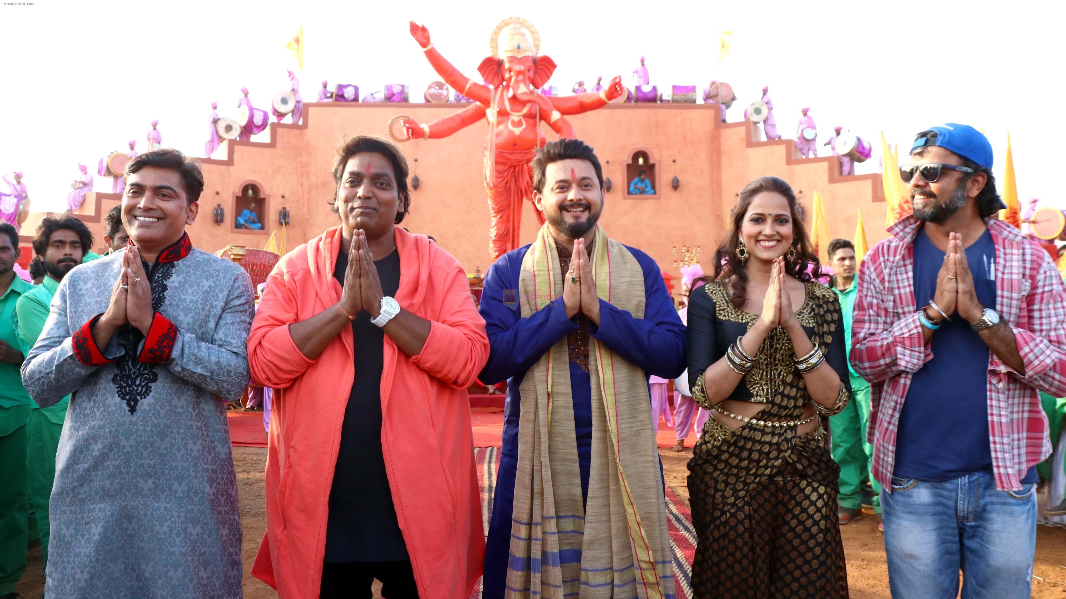 guru,ganesh acharya,swapnil joshi,rucha inamdar & mahesh nime on location of Marathi film Bhikari in Filmcity, Mumbai on 21st Dec 2016