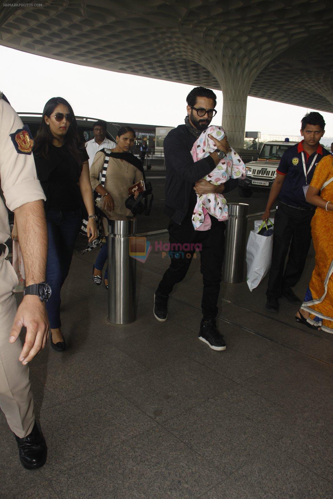Shahid Kapoor snapped at airport on 22nd Dec 2016