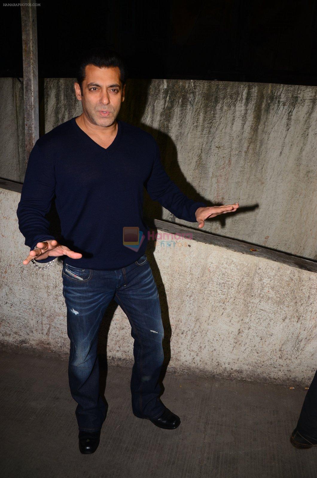 Salman Khan watches Dangal with family on 24th Dec 2016