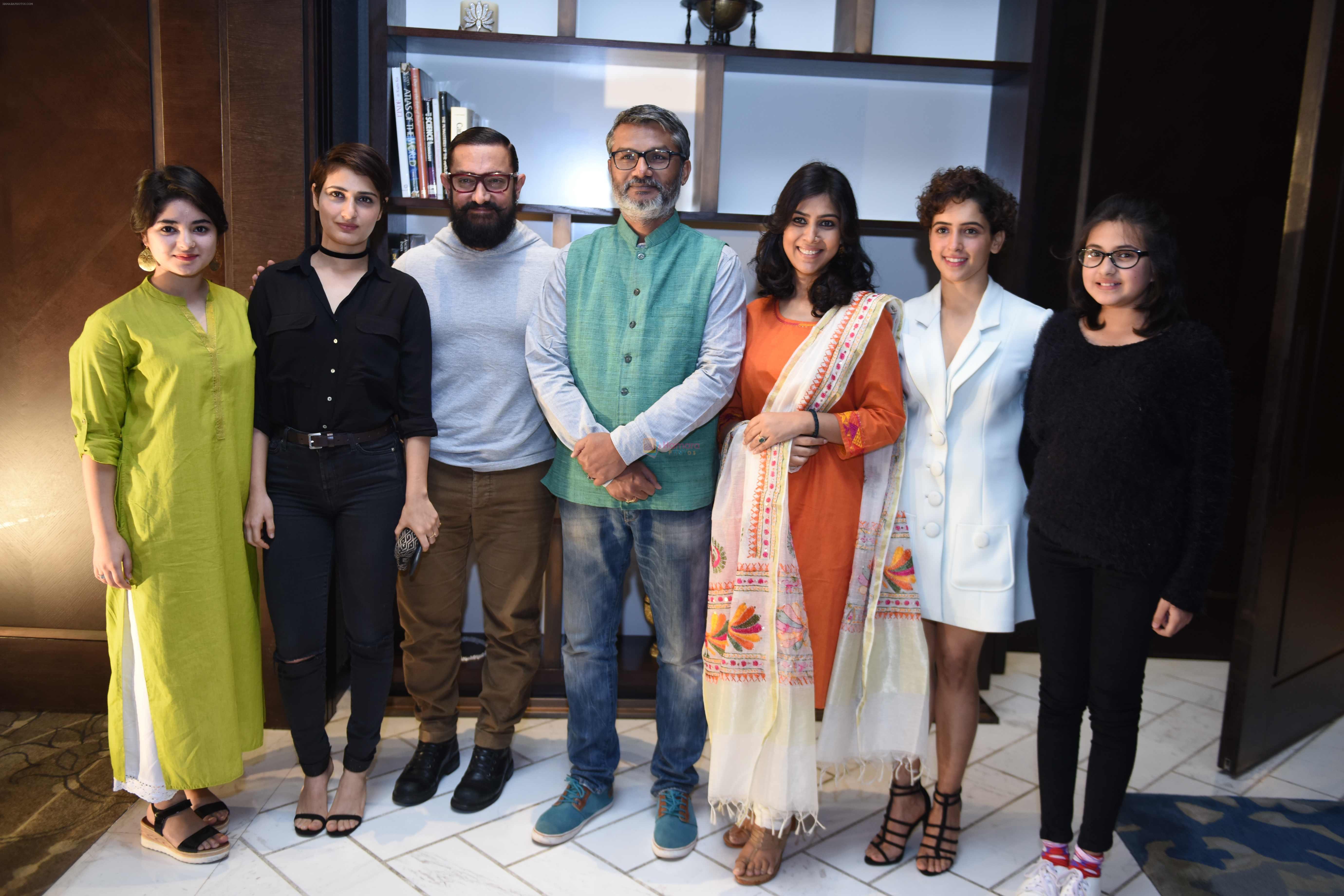 Aamir Khan, Sakshi Tanwar, Fatima Sana Shaikh, Sanya Malhotra with Dangal Team in Delhi on 26th Dec 2016