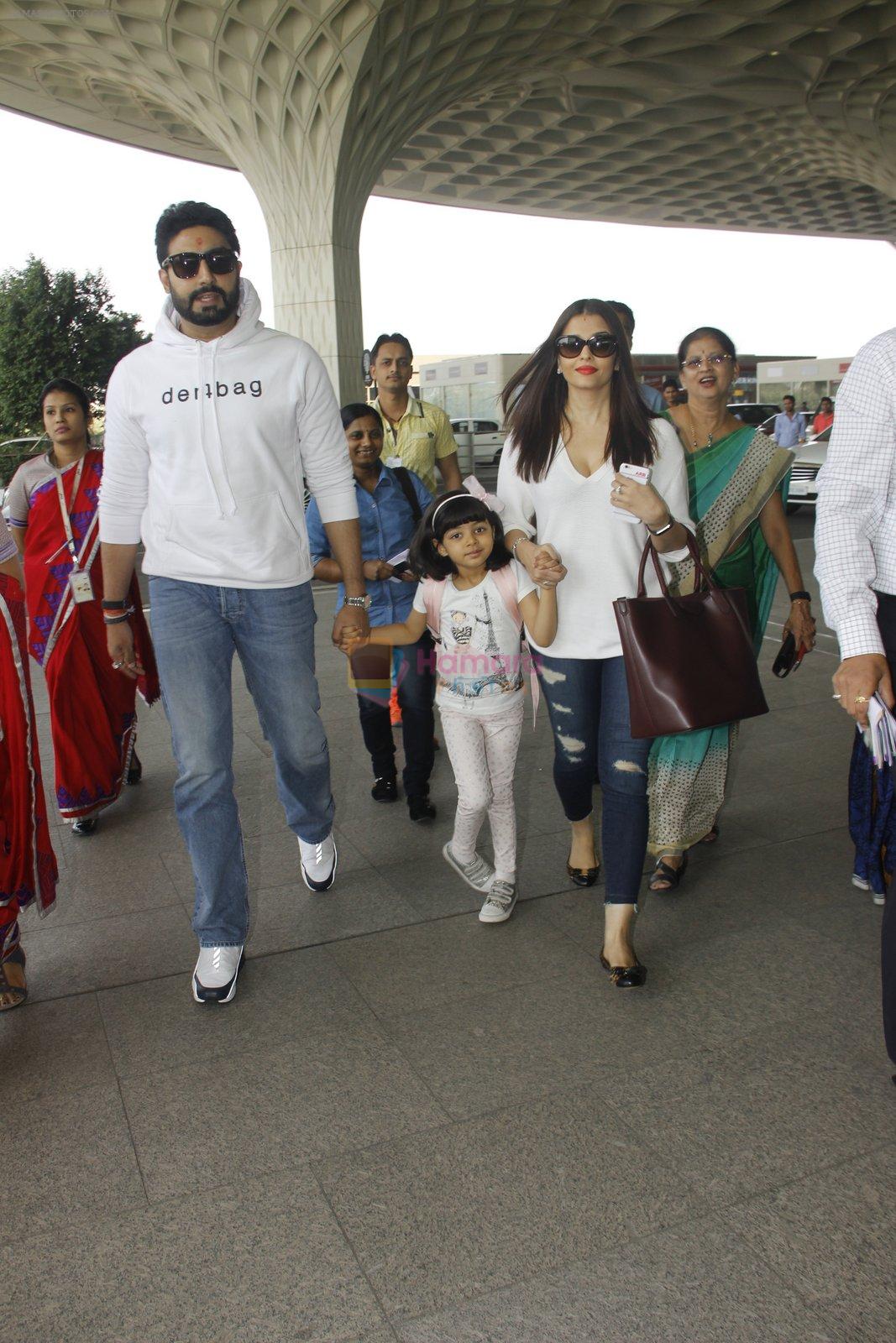 Aishwarya Rai Bachchan,Abhishek Bachchan snapped at airport on 28th Dec 2016