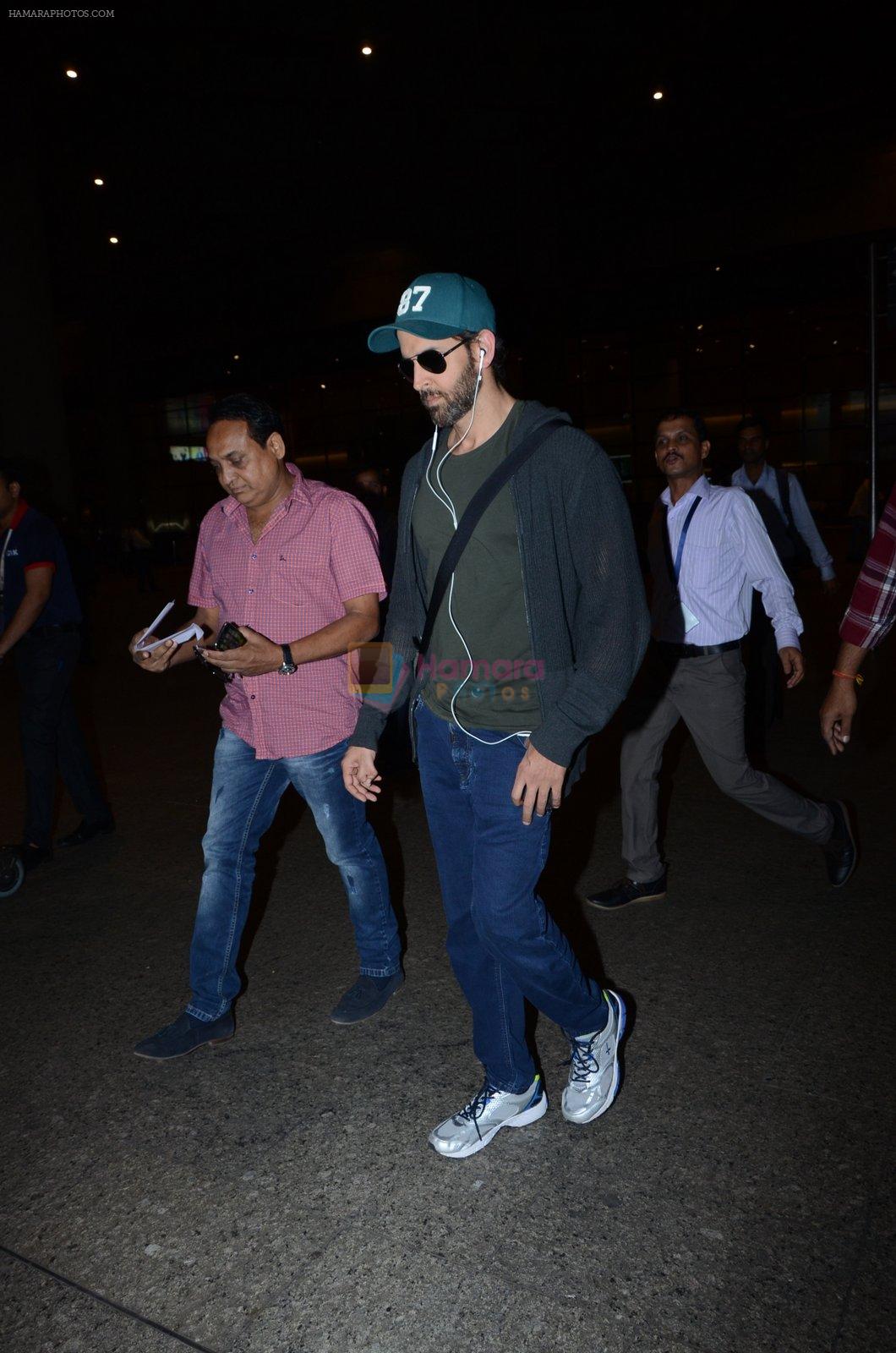 Hrithik Roshan snapped at airport on 30th Dec 2016