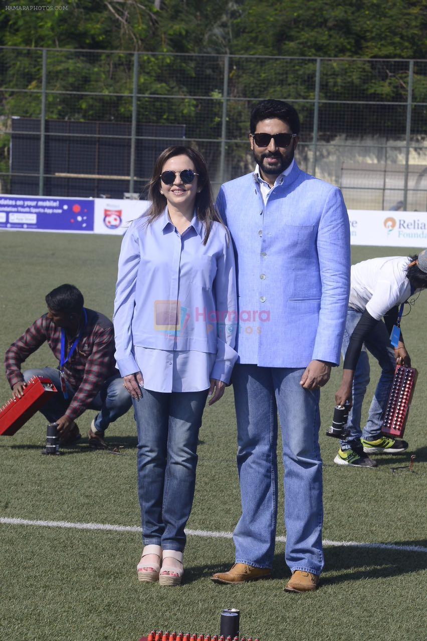 Abhishek Bachchan, Nita Ambani at national soccer finals for schools on 7th Jan 2017