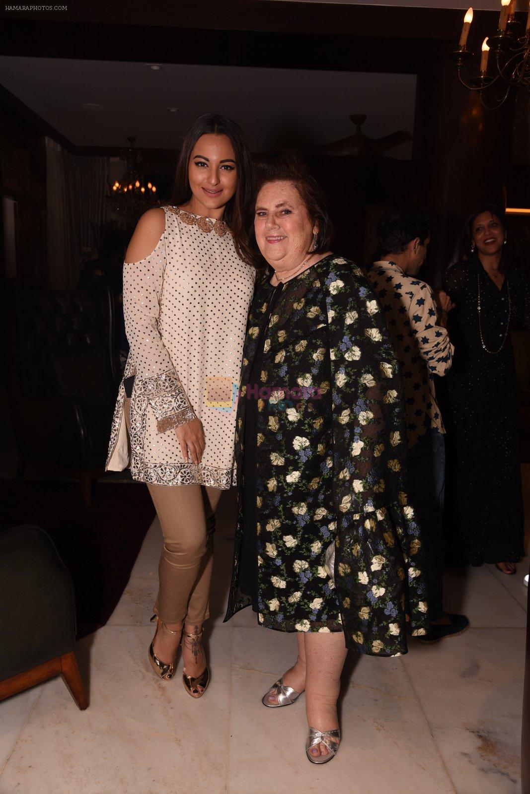Sonakshi Sinha at Manish Malhotra hosts dinner for Vogue International�s Suzy Menkes on 6th Jan 2016