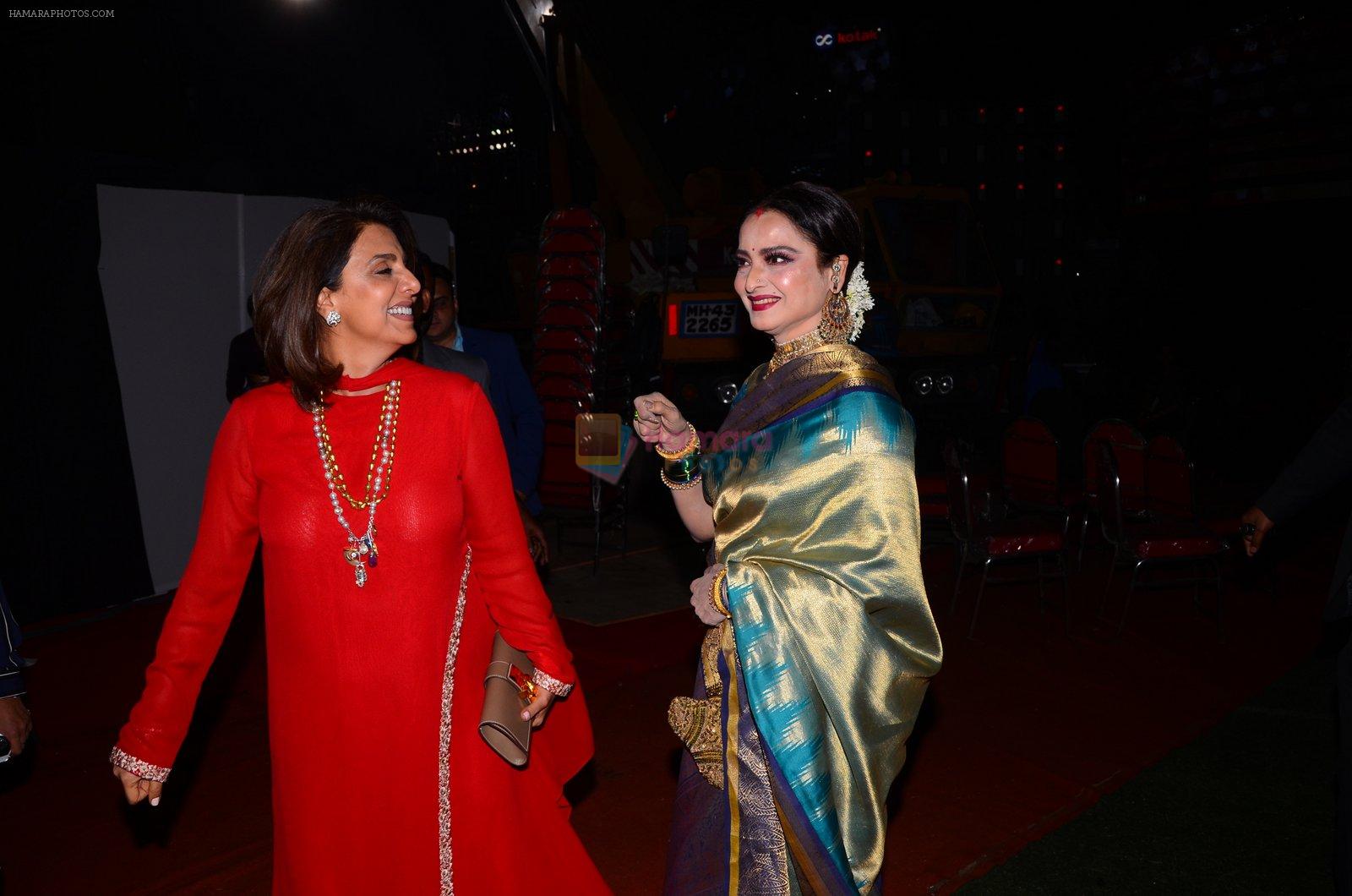 Rekha, Neetu Singh at Stardust Awards 2016 on 8th Jan 2017