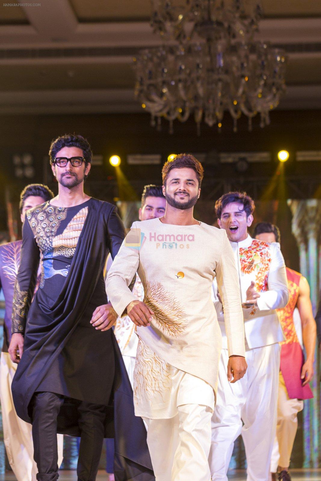 Kunal Kapoor walks for artist Suvigya Sharma show for Smile Foundation in 24k karat gold men's wear on 18th Jan 2017