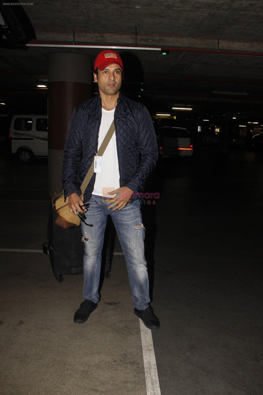 Rohit Roy snapped at airport on 22nd Jan 2017