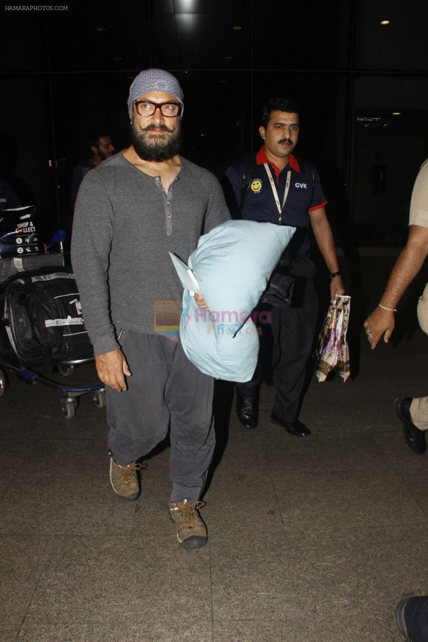 Aamir Khan snapped at airport on 23rd Jan 2017