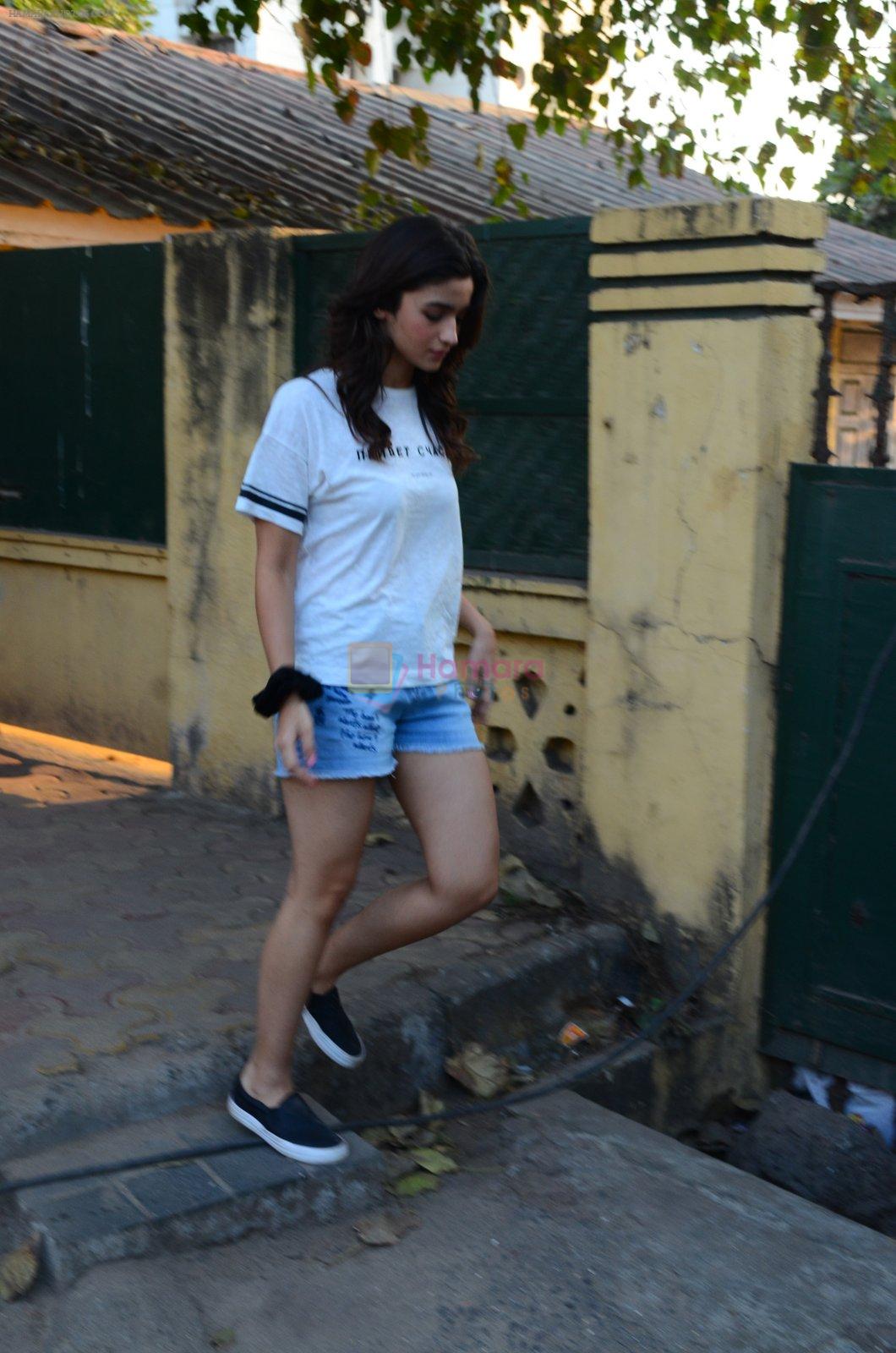 Alia Bhatt snapped in Mumbai on 28th Jan 2017