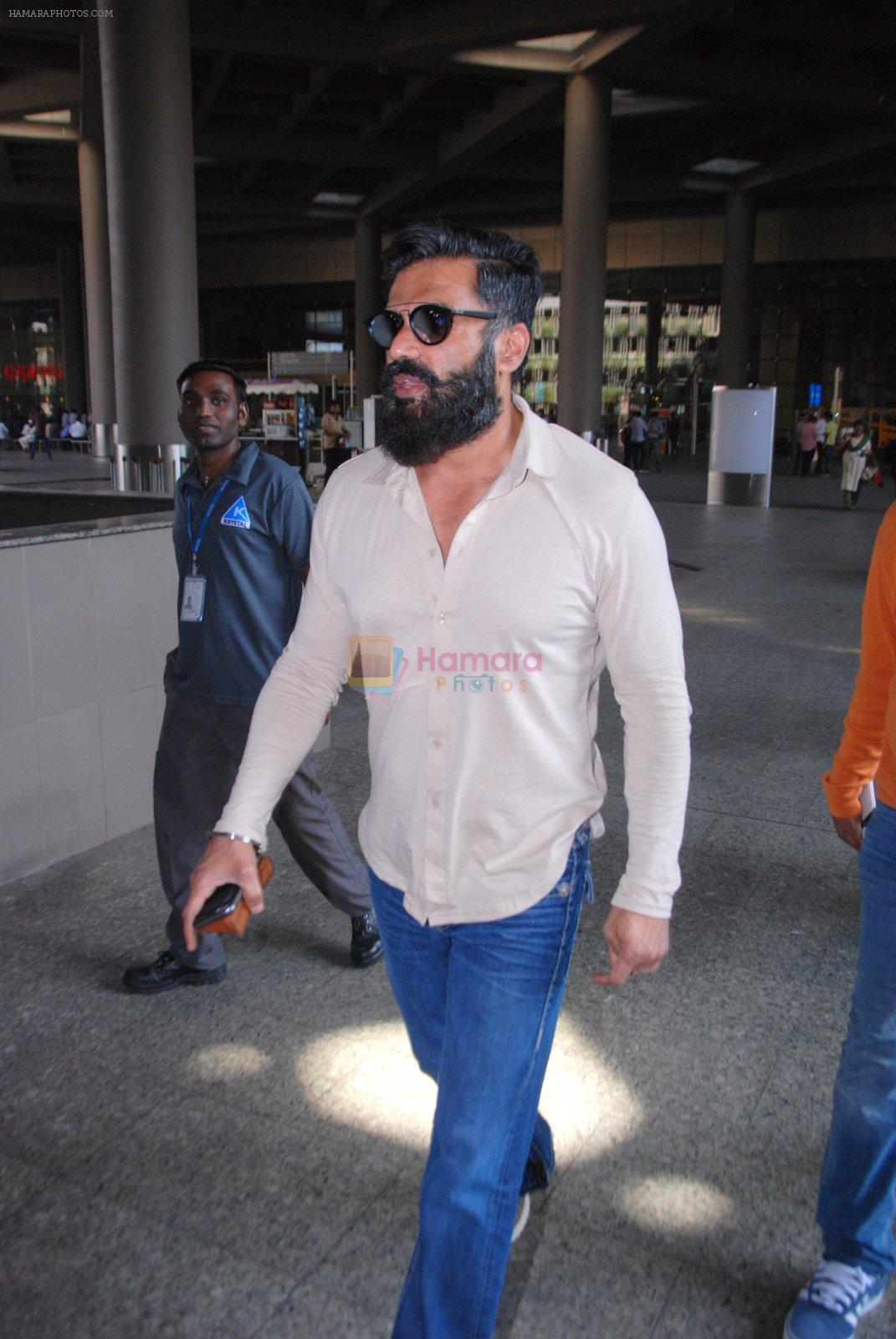 Sunil Shetty snapped at airport on 31st Jan 2017