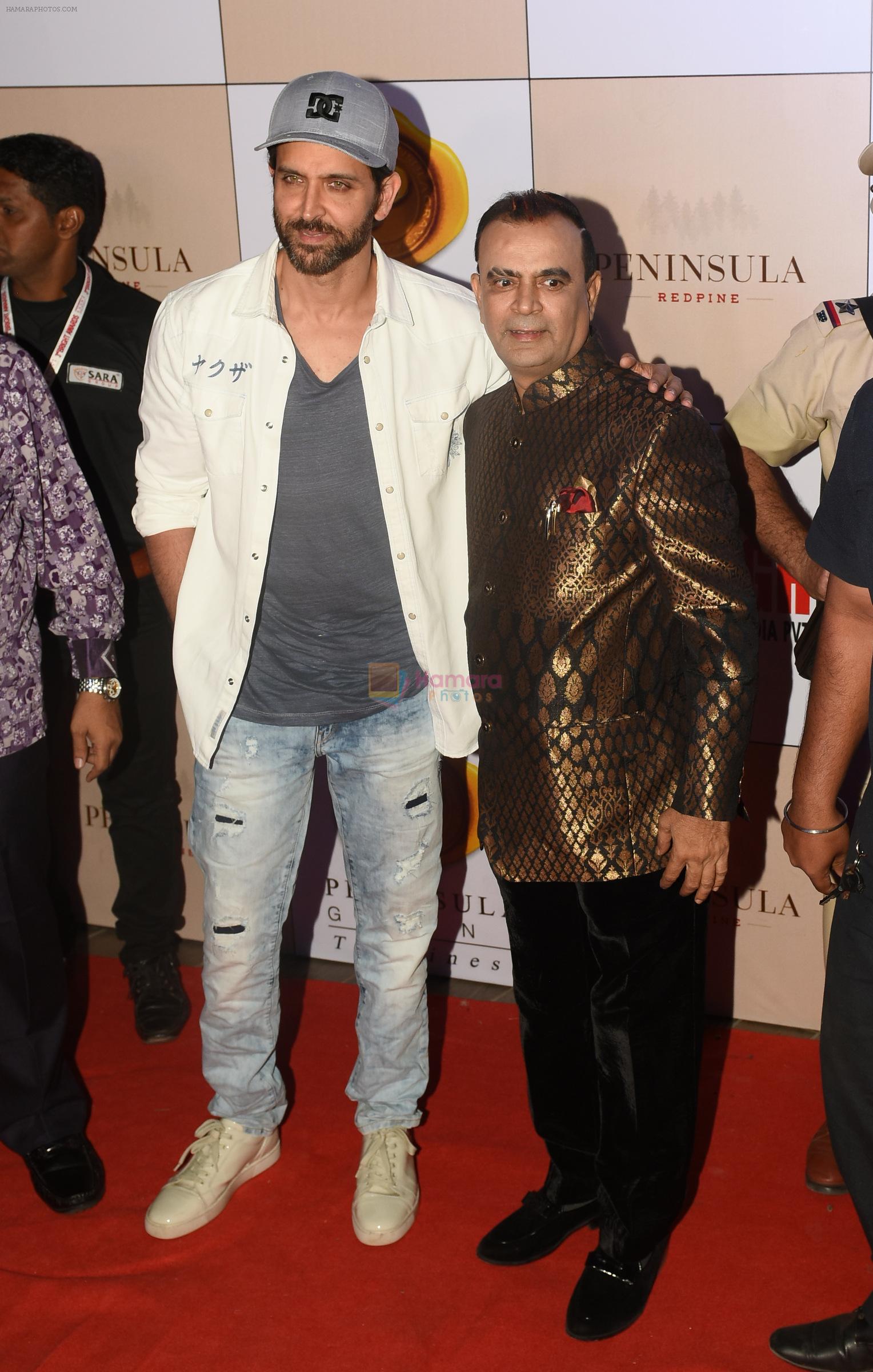 Yogesh Lakhani with Hrithik Roshan at 3rd Bright Awards 2017 in Mumbai on 6th Feb 2017