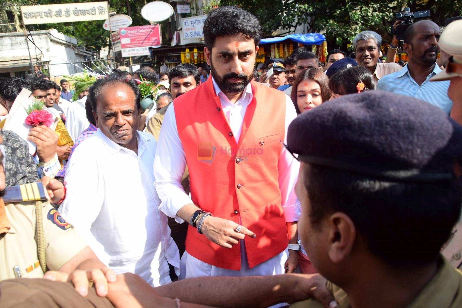 Abhishek Bachchan & Aishwarya Rai Bachchan Visit Siddhivinayak Temple on 20th April 2017