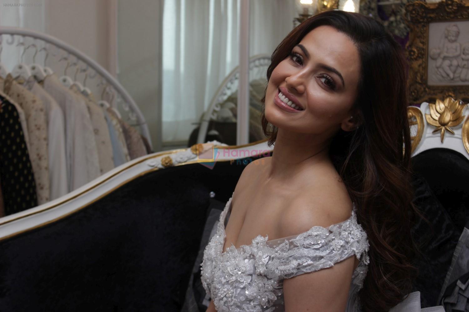 Sana Khan at Dimple & Amrin Showcase Spring Summer Collection on 21st April 2017