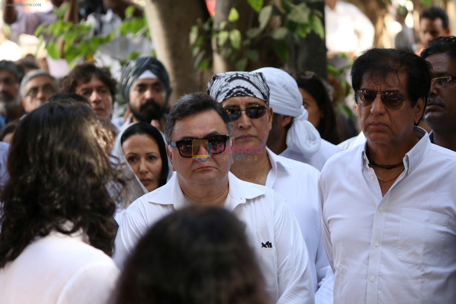Rishi Kapoor at the Funeral Of Veteran Actor Vinod Khanna on 27th April 2017