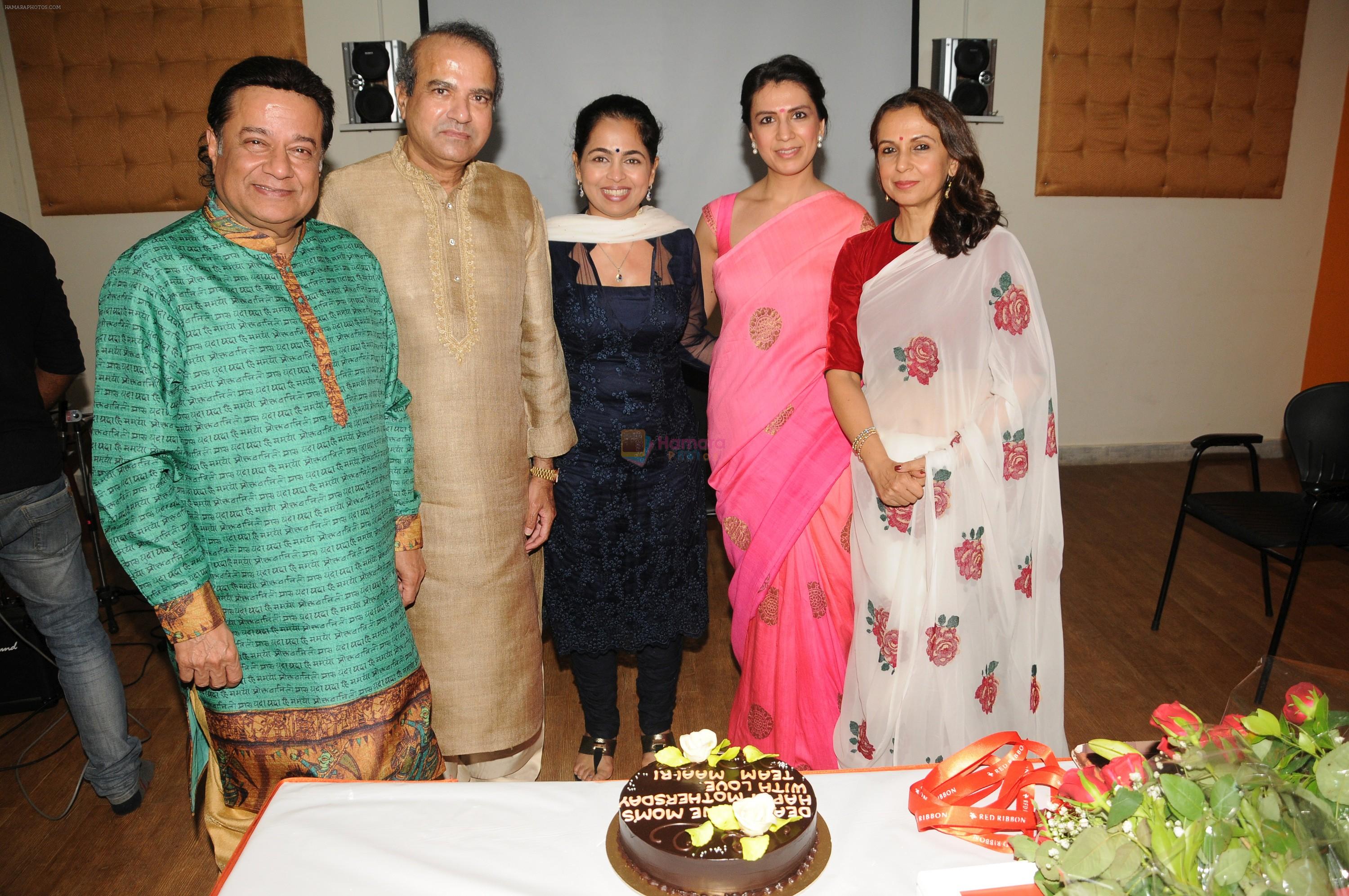 Anup Jalota, with Suresh Wadkar, PAdma Wadekar  Shivrani Somaia, Vandana Somaia during music Launch fo the album MAAI RI