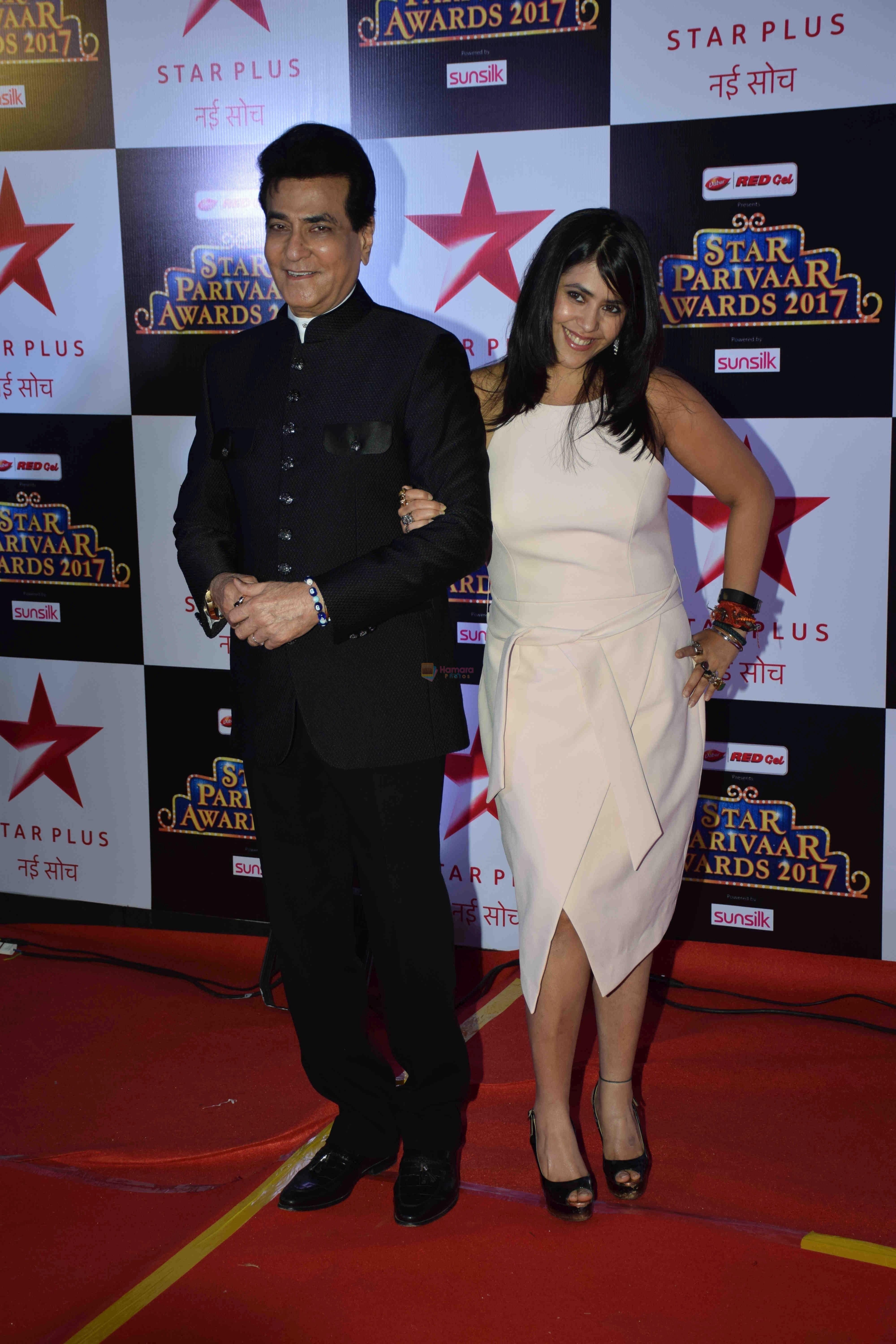 Jeetendra, Ekta Kapoor at Star Parivaar Award 2017 Red Carpet on 15th May 2017