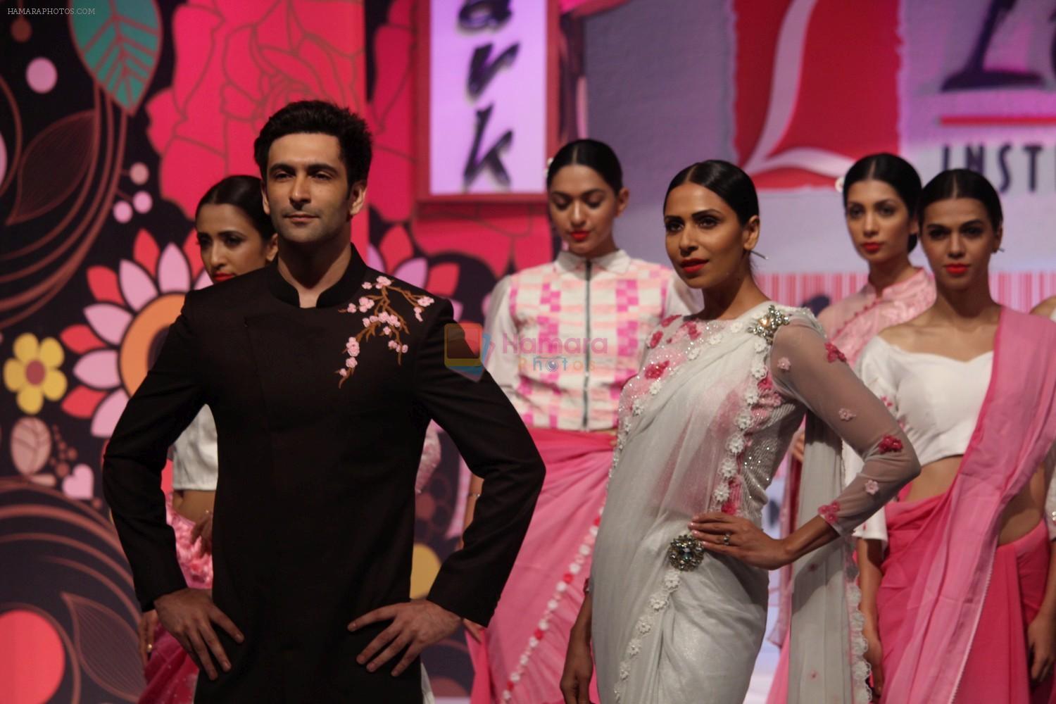 Nandish Sandhu walk The Ramp For Le_Mark Institute Of Art on 21st May 2017