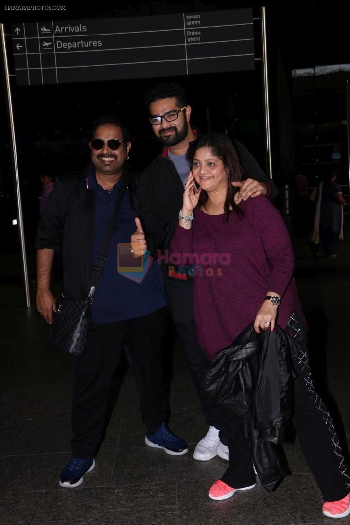 Siddharth Mahadevan With Family Spotted At Airport on 26th May 2017