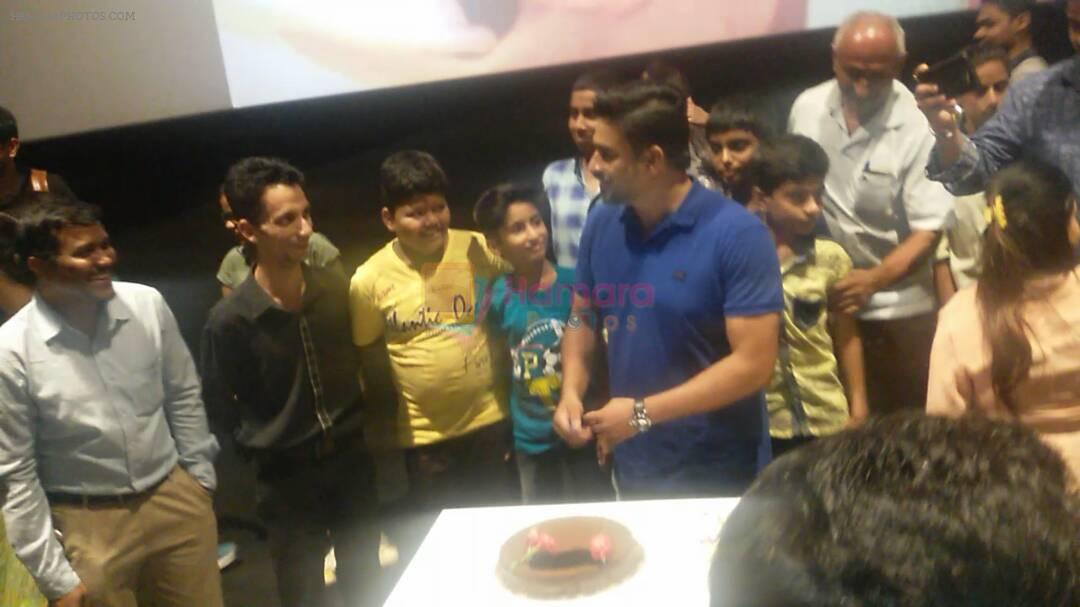 R Madhavan Celebrate His Birthday With His Fan By Attending Special Screening Of Saala Khadoos on 1st June 2017