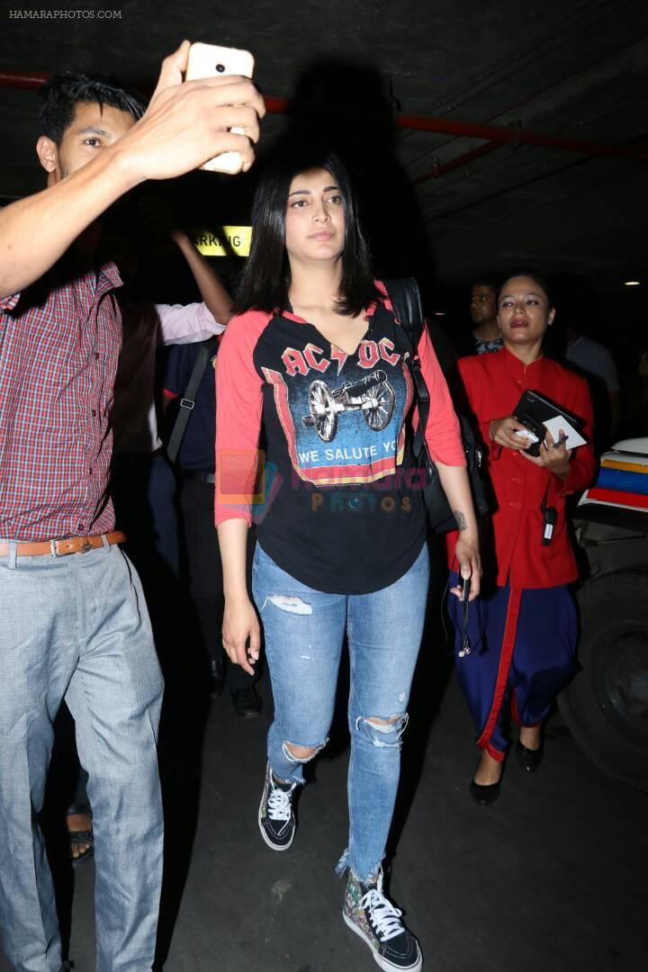 Shruti Haasan at the airport on 10th June 2017