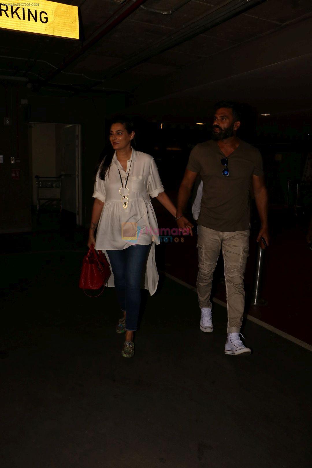Suniel Shetty and Mana Shetty at the airport on 10th June 2017