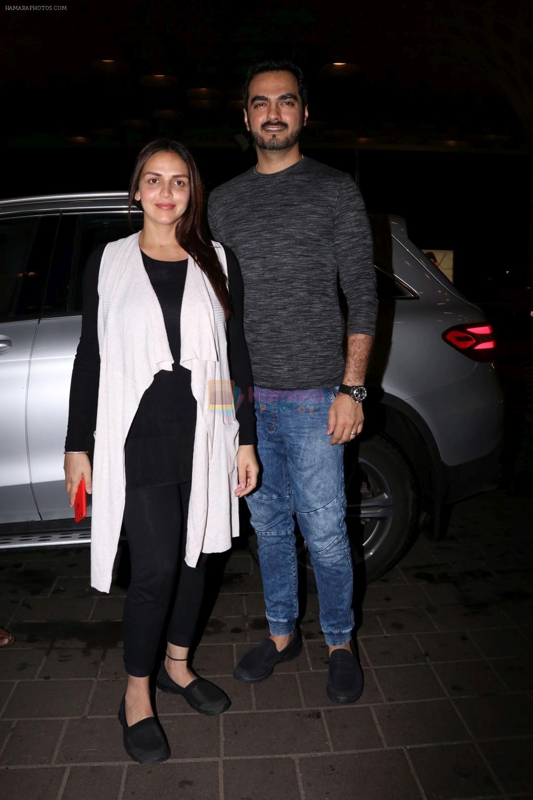 Esha Deol With Her Husband Bharat Takhtani Spotted At Airport on 14th June 2017