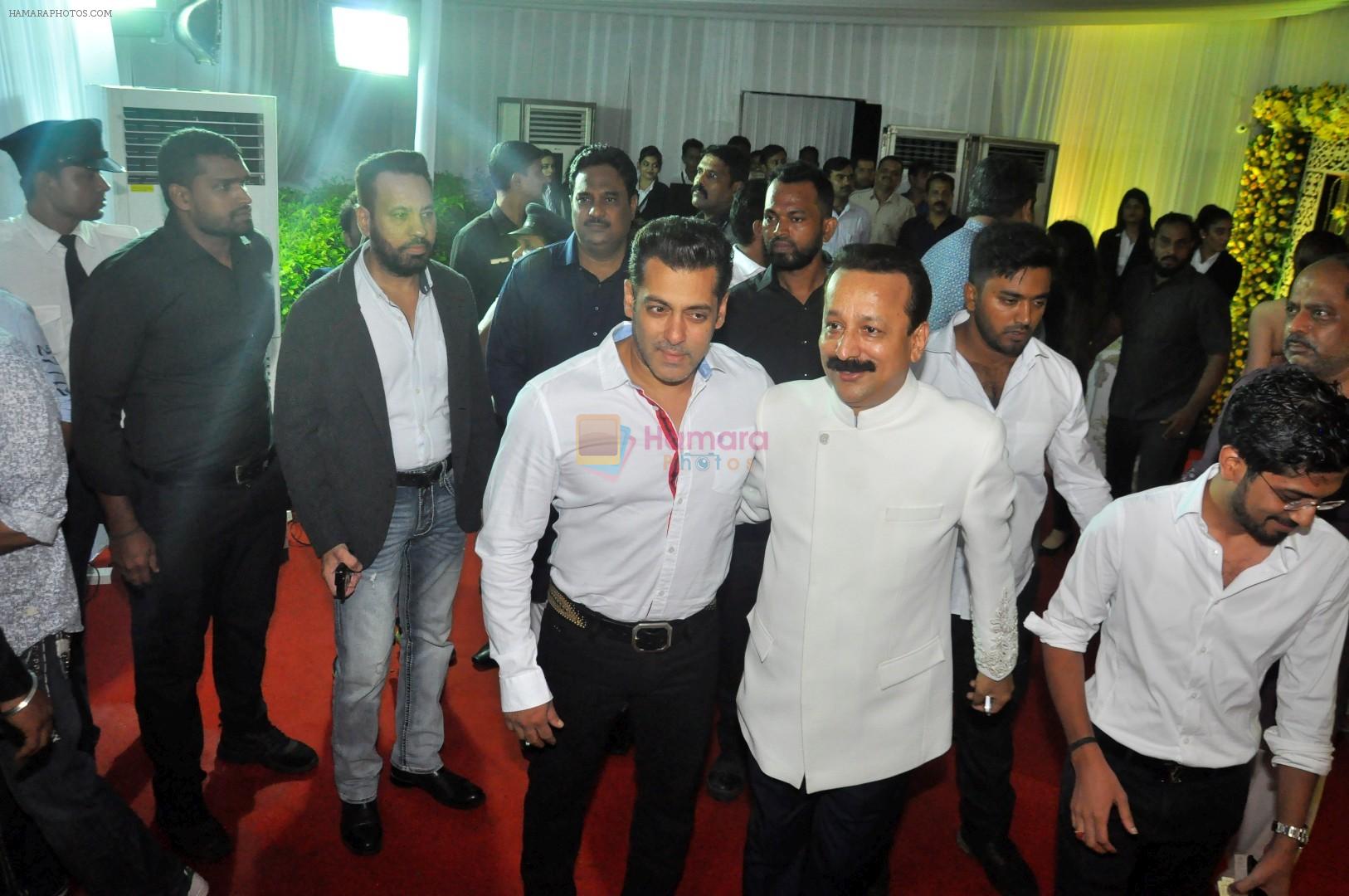 Salman Khan at Baba Siddique Iftar Party in Mumbai on 24th June 2017