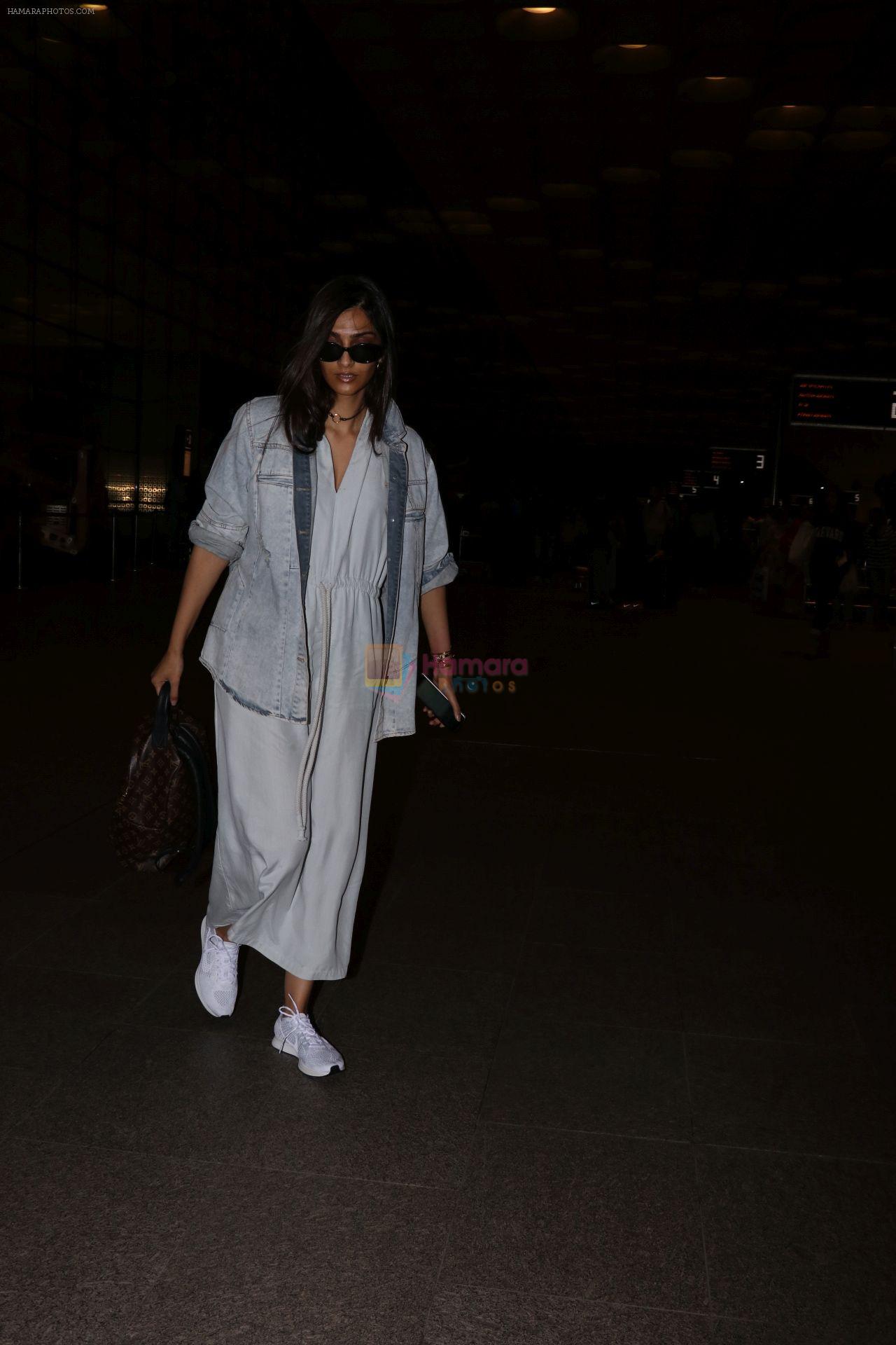 Sonam Kapoor Spotted At Airport on 29th June 2017