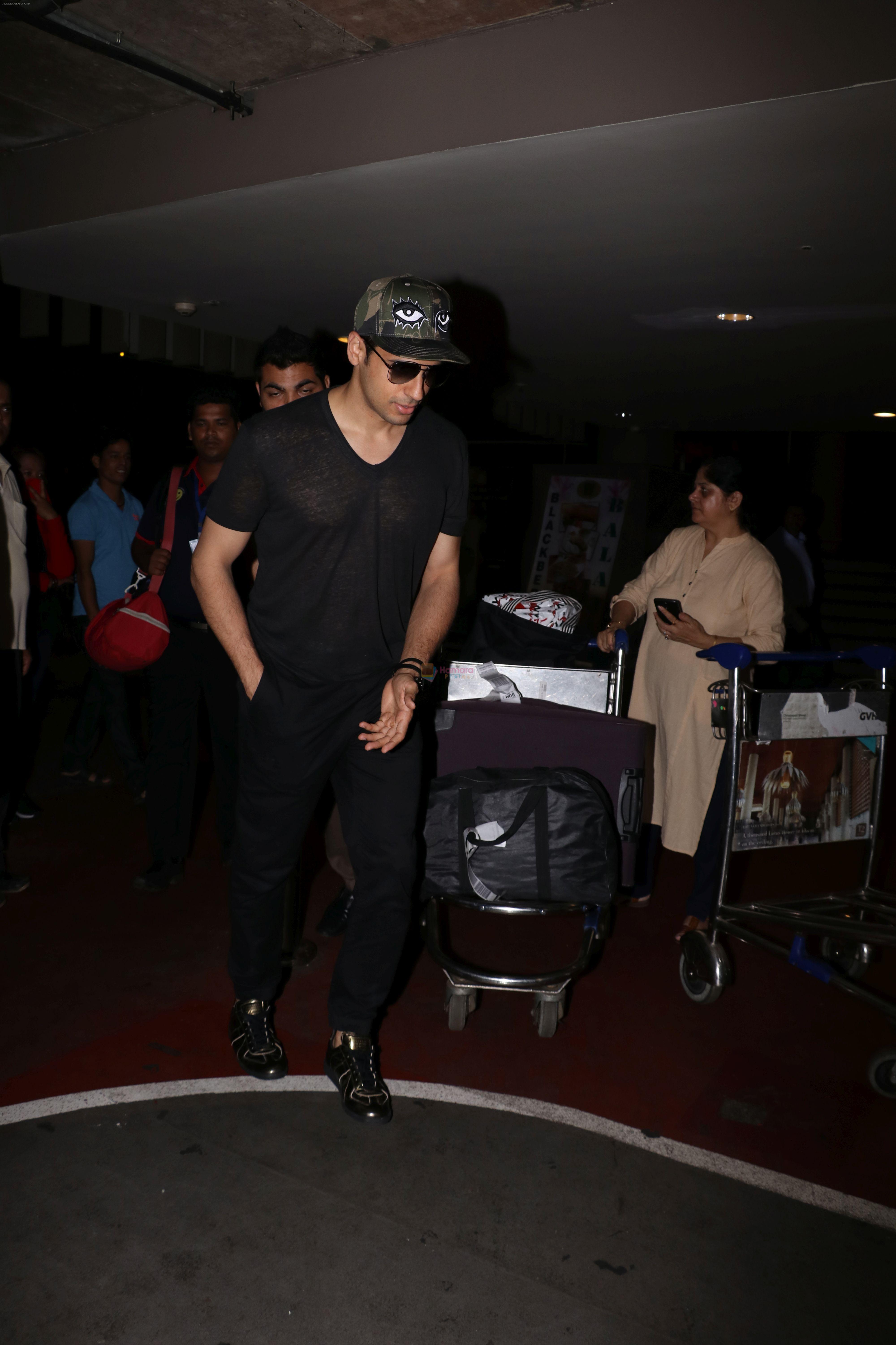 Sidharth Malhotra spotted at the airport on 1st July 2017