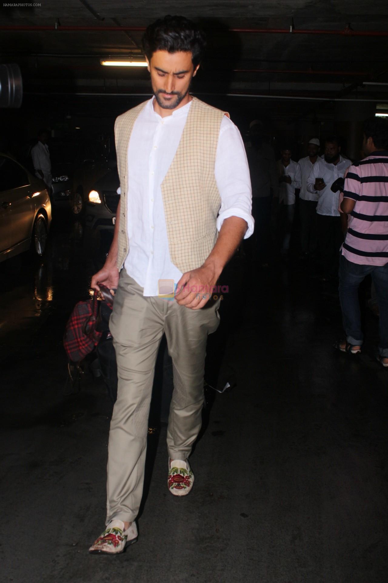 Kunal Kapoor Spotted At Airport Returns From IIFA on 17th July 2017