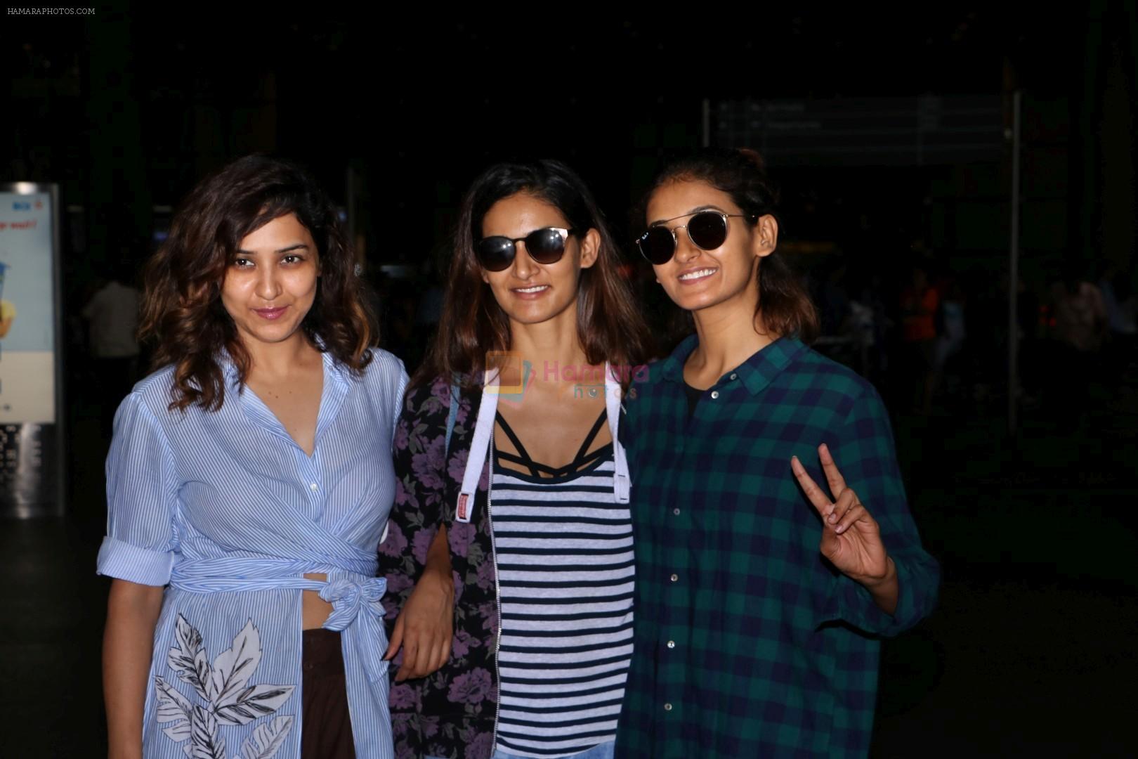 Shakti Mohan,Mukti Mohan, Kriti Mohan Spotted At Airport on 18th July 2017