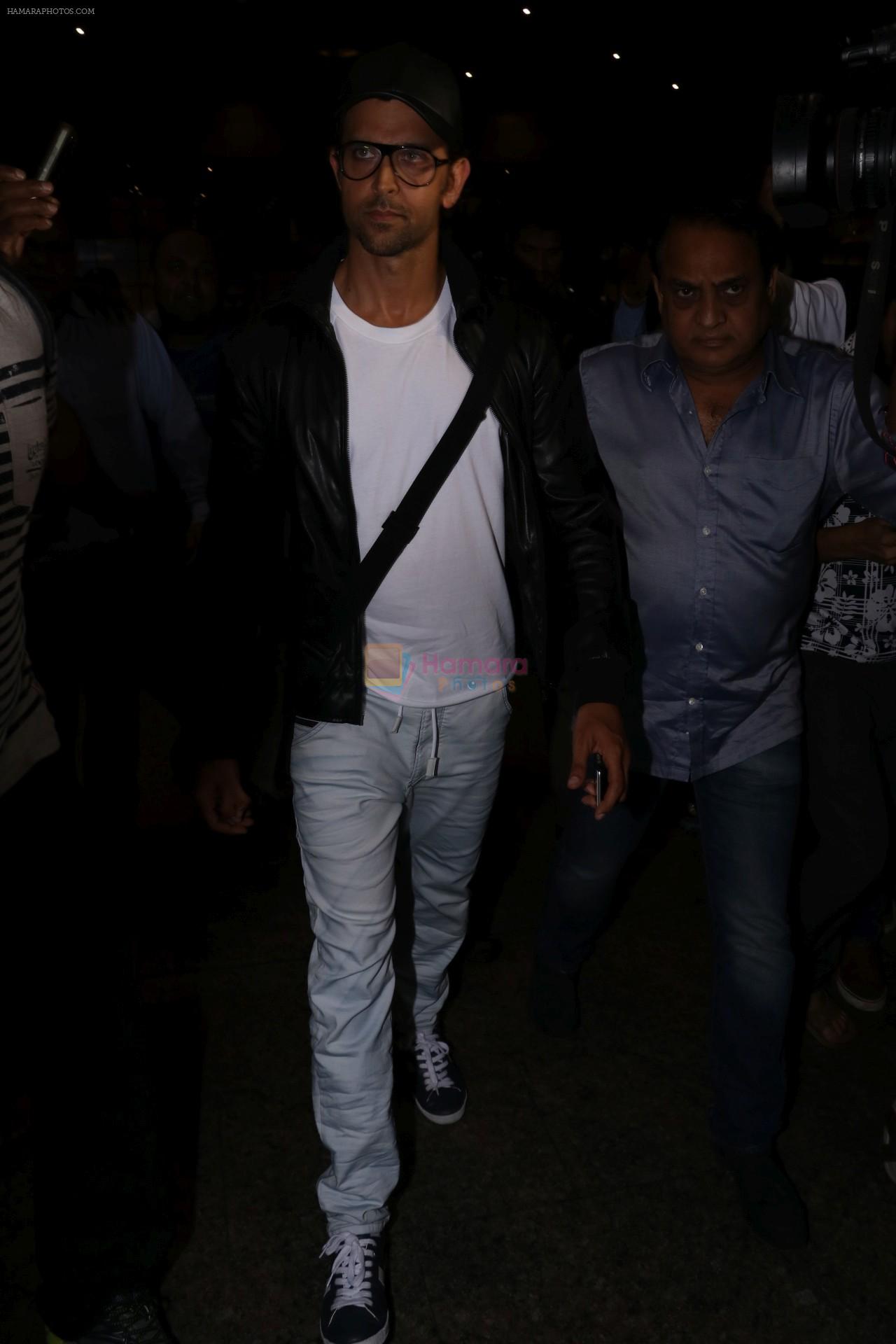 Hrithik Roshan Spotted At Airport on 22nd July 2017