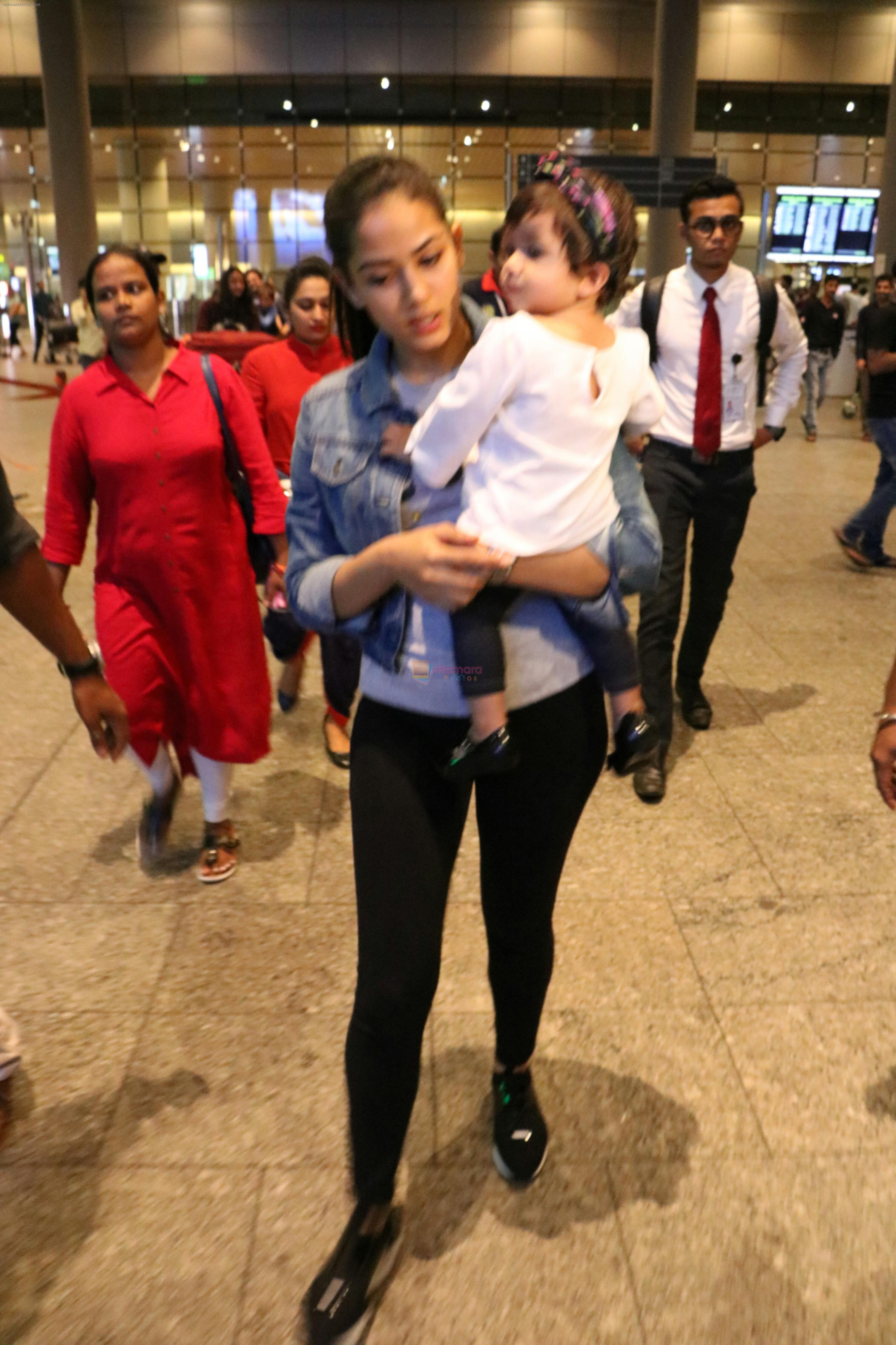 Mira Rajput & Her Daughter Spotted At Airport on 25th July 2017