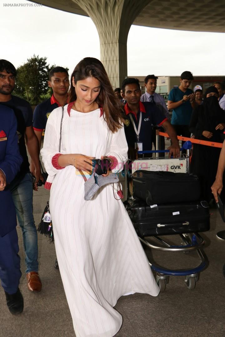 Ileana D'Cruz with Mubarakan team spotted at airport on 29th July 2017